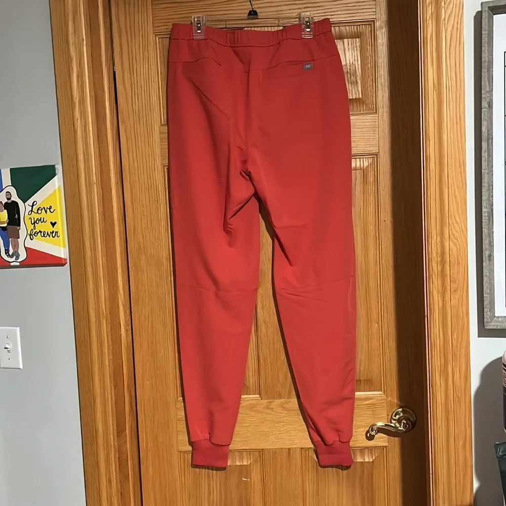 Men’s Figs Tansen Jogger Scrub Pants in Clay | Size M Tall